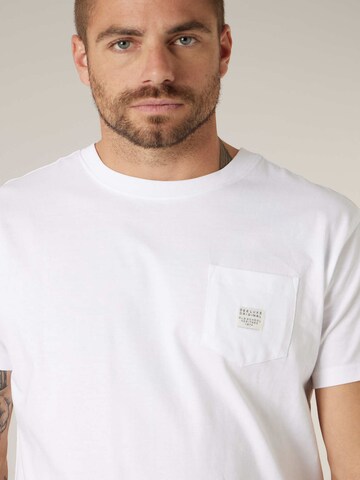 T-Shirt ' BASITO ' Deeluxe en blanc