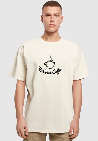 T-Shirt 'But First Coffee' Merchcode en beige : devant