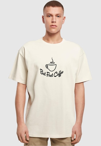 T-Shirt 'But First Coffee' Merchcode en beige : devant