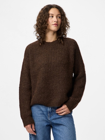Pull-over 'CLEO CHUNKY' PIECES en marron : devant