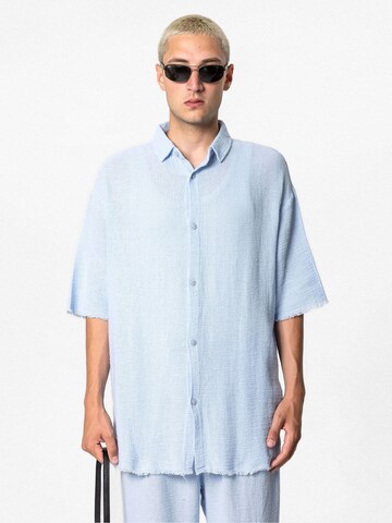 VAMOS CLO Comfort fit Button Up Shirt 'Hostas' in Blue: front