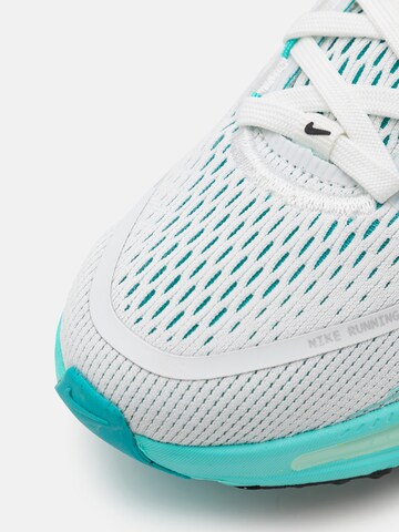 NIKE Спортивная обувь 'VOMERO 18' в Белый