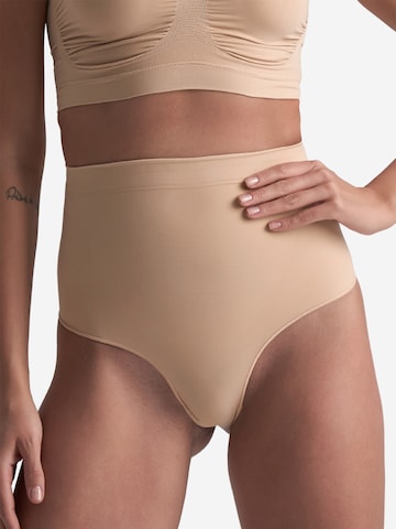 Slip scultant 'Soft Touch Seamless Mid Waist Thong' Bye Bra en beige : devant