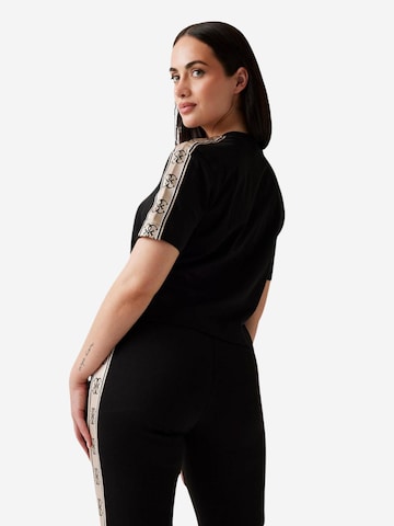 Top 'BRITNEY CROP TEE V3RI08 I3Z14' di GUESS in nero