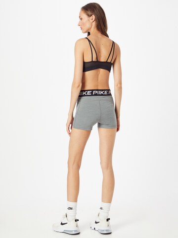 NIKE Skinny Sportshorts 'Pro' in Grau