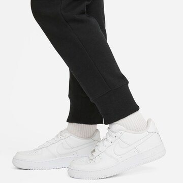 Nike Sportswear Tapered Broek in Zwart