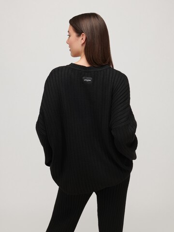 Pull-over 'COMFY' UNFOLLOWED x ABOUT YOU en noir : derrière