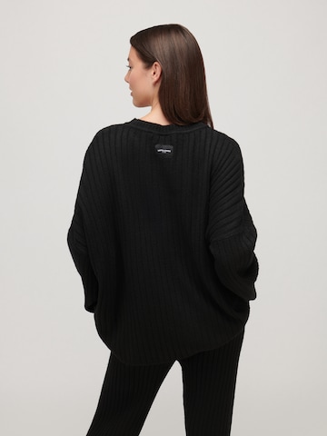 juoda UNFOLLOWED x ABOUT YOU Megztinis 'COMFY': galas