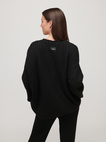 UNFOLLOWED x ABOUT YOU - Pullover 'COMFY' em preto: atrás