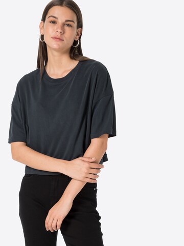 Tricou 'Jenn' de la Karo Kauer pe negru: față