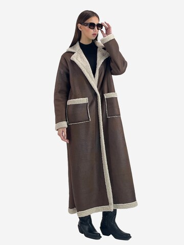 Elara Janker in Braun