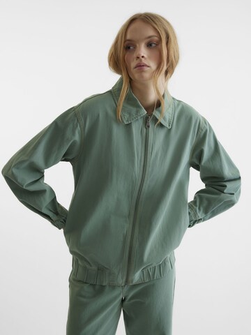 SOMETHINGNEW Between-Season Jacket in Green