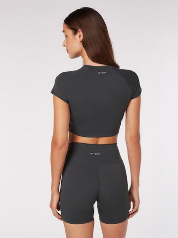 Sport top de la YO-GAYA pe gri
