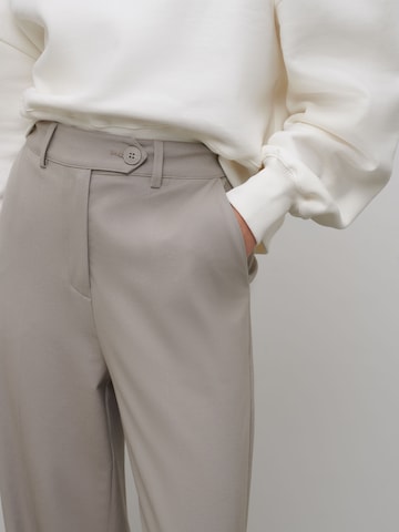 RÆRE by Lorena Rae Regular Pleated Pants 'Joy' in Grey