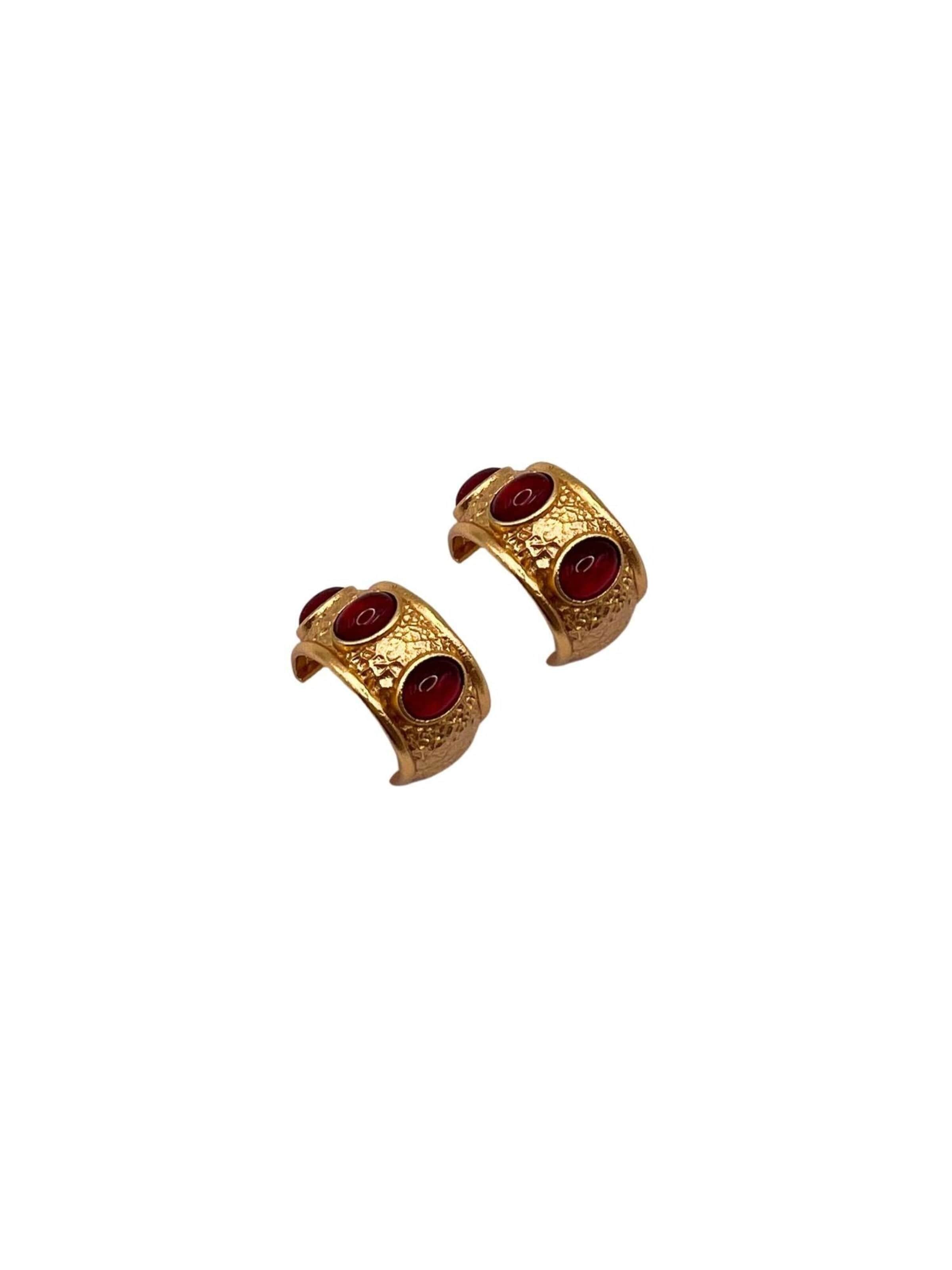 Les Reines Örhängen 'Ruby Crown Hoops' i 2x3 cm i guld, Produktvy