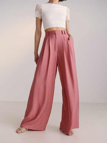 Guido Maria Kretschmer Women Široke hlačnice Hlače z naborki 'Finja' | roza barva: sprednja stran