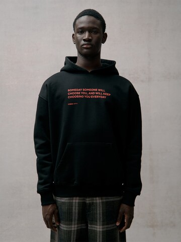 Netflix Collection Sweatshirt in Black: front