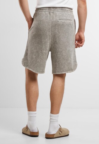 regular Pantaloni di Urban Classics in grigio