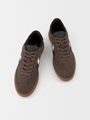 Bershka Sneaker in Braun