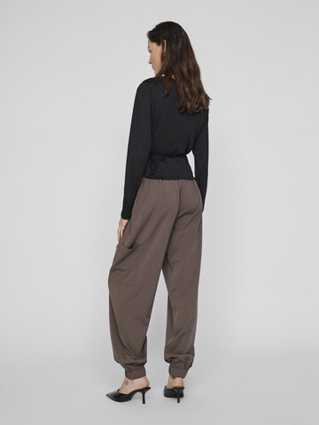 Effilé Pantalon cargo VILA en marron