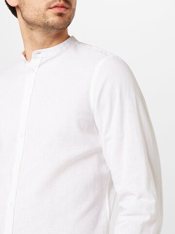 Coupe slim Chemise 'Anton' Casual Friday en blanc