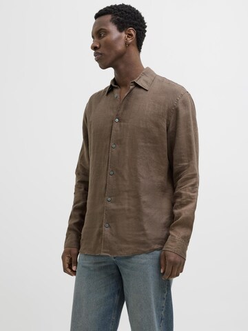 Coupe regular Chemise JACK & JONES en marron : devant