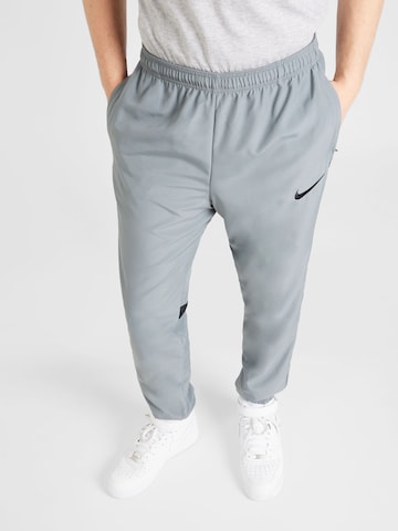 NIKE Конический (Tapered) Спортивные штаны в Серый: спереди