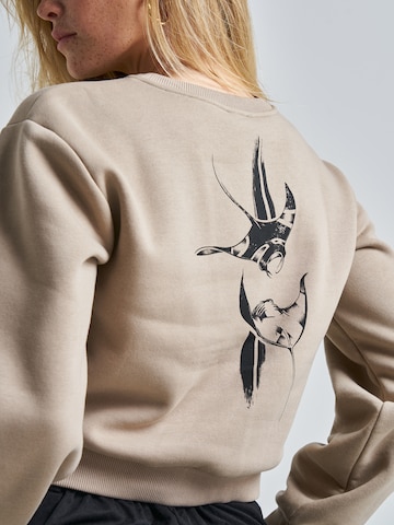 ABOUT YOU x Swalina&Linus Sweatshirt 'Emma' i brun