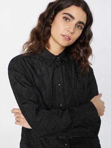 Oval Square Bluse in Schwarz