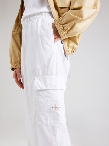 Calvin Klein Jeans Zwężany krój Bojówki w kolorze biały