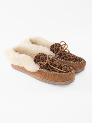 Minnetonka Slipper in Brown