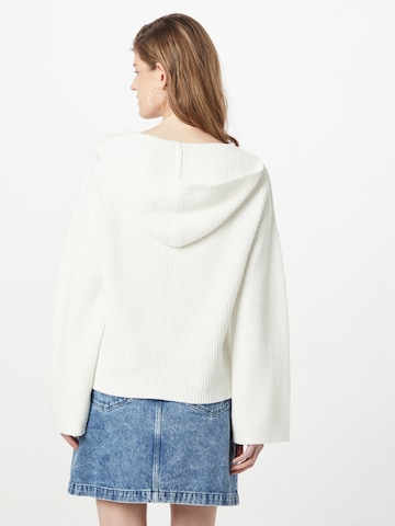 HUGO Пуловер в бяло