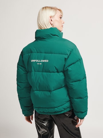 UNFOLLOWED x ABOUT YOU Демисезонная куртка 'VIBRANT ' в Зеленый: сзади