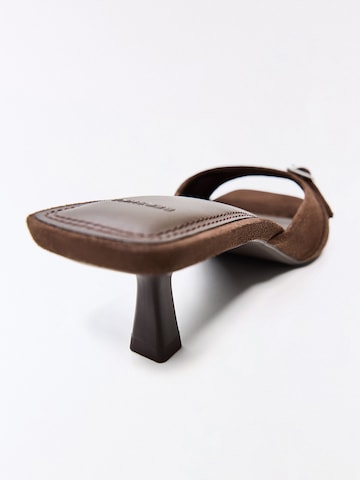 BershkaNatikače s potpeticom - smeđa boja