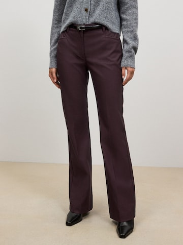 Flared Pantaloni con piega frontale di Next in rosso: frontale