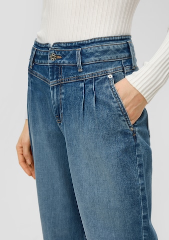 s.Oliver Tapered Pleated Jeans in Blue