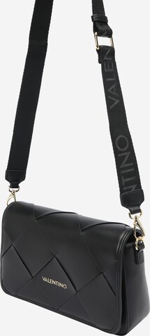 VALENTINO Чанта за през рамо тип преметка в черно: отпред