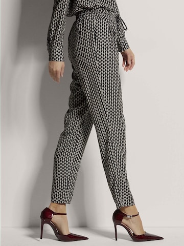 MADELEINE Tapered Bandplooibroek in Zwart