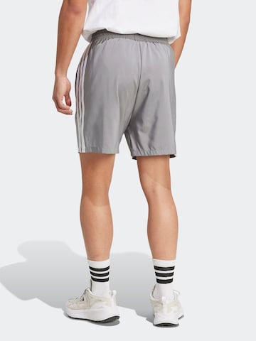 Regular Pantalon de sport 'Essentials Chelsea' ADIDAS SPORTSWEAR en gris