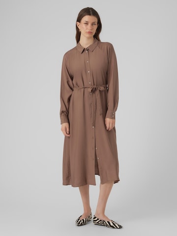 Robe-chemise 'DEBBY' VERO MODA en marron : devant