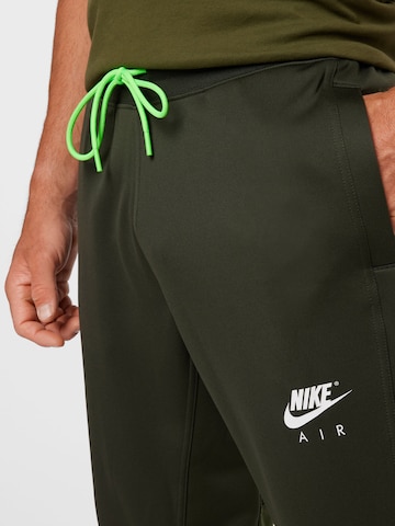 Nike Sportswear Tapered Hose in Grün