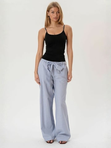 It's May - Top ' Tank ' en negro