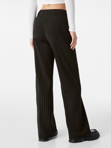 Wide leg Pantaloni cu dungă de la Bershka pe negru