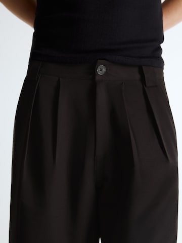 Bershka Loosefit Kalhoty se sklady v pase – černá