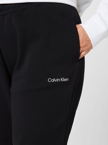 Calvin Klein CurveTapered Hlače - crna boja