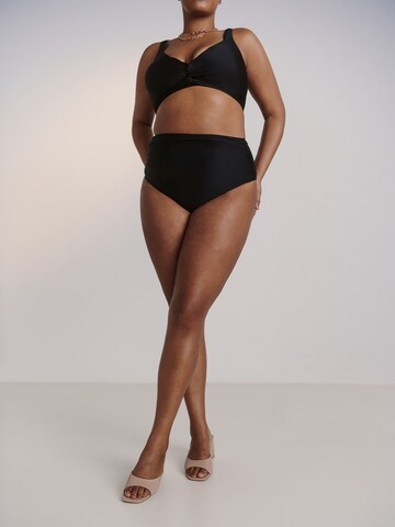 Guido Maria Kretschmer Curvy Bikini bottom in Black: front