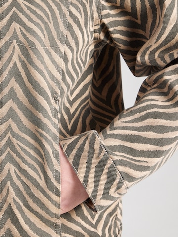 Vero Moda Curve Демисезонная куртка 'VMCTessa' в Коричневый