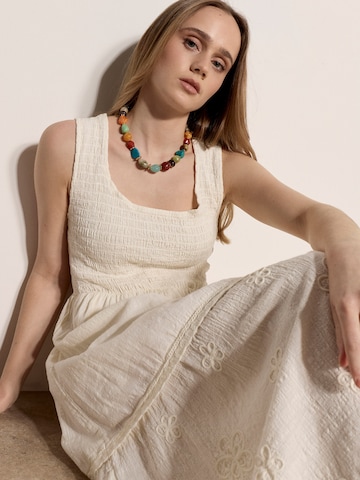 Robe ' ' Apricot en beige