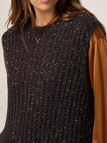 Pullover di oltre in grigio