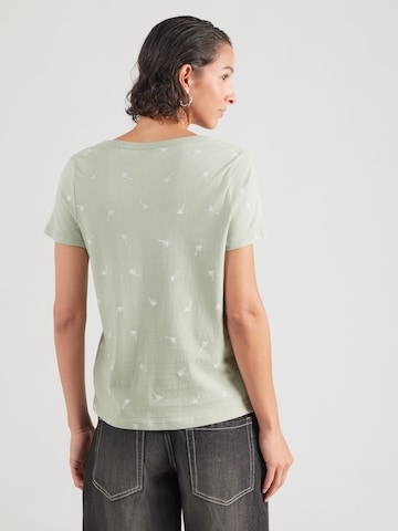 Tricou de la GAP pe verde